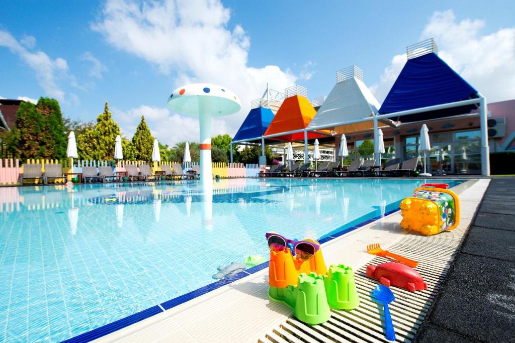 استخر Delphin Imperial Hotel